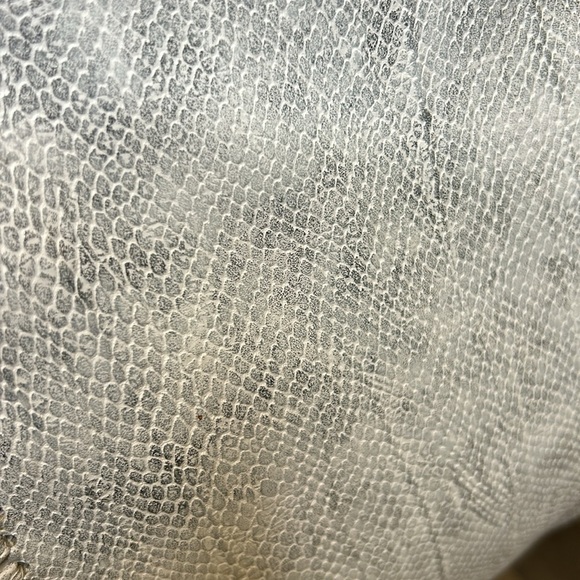 INZI Chain Border Silver Faux Leather Snakeskin pattern Purse - Picture 5 of 16